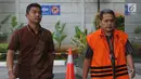 Plh Kadis PU Kota Pasuruan Dwi Fitri Nurcahyo (kanan) tiba di Gedung KPK, Jakarta, Jumat (16/11). Dwi diperiksa sebagai tersangka terkait suap pengadaan barang dan jasa di lingkungan Pemkot Pasuruan dari APBD 2018. (Merdeka.com/Dwi Narwoko)