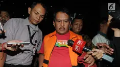 Bupati Labuhanbatu Pangonal Harahap memakai rompi tahanan usai menjalani pemeriksaan di Gedung KPK, Jakarta, Rabu (18/7). KPK menahan Bupati Pangonal pasca operasi tangkap tangan di Labuhanbatu pada Selasa (17/7). (Merdeka.com/Dwi Narwoko)