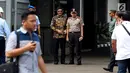 Gubernur DKI Jakarta, Djarot Saiful Hidayat menunggu kedatangan rombongan Presiden Amerika Ke-44 Barack Obama di Bandara Halim Perdanakusuma Jakarta, Minggu (2/7). (Liputan6.com/Johan Tallo)