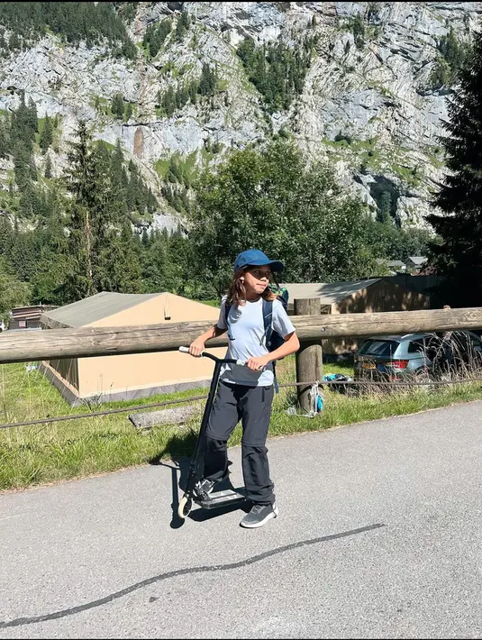<p>Beragam aktivitas seru dilakukan keluarga Nana Mirdad dan Andrew White di Swiss. Mulai dari naik gunung hingga main skuter dengan pemandangan indah. (Instagram/nanamirdad_)</p>