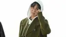 Coat oversize hijau Army tampil stylish dikenakan Jhope BTS, ua memadukannya dengan hoodie sebagai inner dan jogger pants. Dok. Pinterest