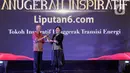 Pimpinan Redaksi Liputan6.com Elin Yunita (kanan) memberikan plakat kepada perwakilan Direktur Utama PLN Darmawan Prasodjo saat acara Anugerah Inspiratif Liputan6.com di hotel Shangri La, Jakarta, Rabu (31/7/2024). Direktur Utama PLN menerima penghargaan Tokoh Inspiratif Penggerak Transisi Energi dan Perusahaan Inspiratif dalam pengurangan Emisi Karbon. (Liputan6.com/Herman Zakharia)