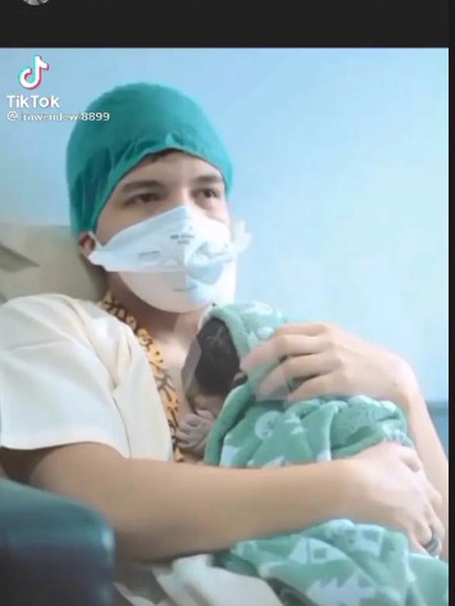 Resmi Jadi Ayah, Ini 6 Momen Atta Halilintar Gendong Sang Buah Hati