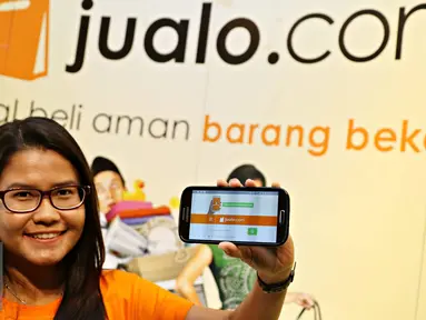 Pengunjung saat memperlihatkan situs Juolo.com saat konferensi pers di Jakarta, Senin (25/1). Chaim Fetter menargetkan bakal mengalahkan OLX Indonesia dalam waktu 18 bulan dari sekarang. (Liputan6.com/Immanuel Antonius)