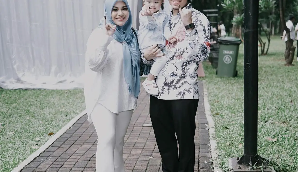 Atta Halilintar dan Aurel Hermansyah nyoblos di TPS dengan busana formal. Aurel Hermansyah kenakan kemeja lengan panjang dan hijab biru. Atta tampil bak bapak-bapak kemeja batik lengan panjang. [@attahalilintar]