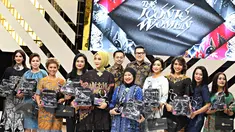  Penerima penghargaan The Iconic Women berfoto bersama dengan mengenakan busana Iwan Tirta Private Collection di Senayan City, Jakarta, (20/4).Ini dalam Rangkaian Fashion Nation Tenth Edition 'A Decade of Pure Decadance'. (Liputan6.com/Immanuel Antonius)
