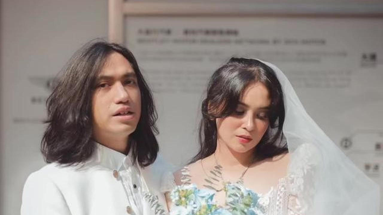 6 Potret Busana Nikah Ayushita dan Gerald Situmorang, Modern-Vintage Penuh Romansa
