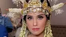Penampilannya pun dilengkapi dengan hiasan kepala berwarna emas, serta kalung, dan bros keemasan.  [@barry_irawan].