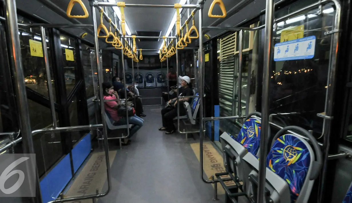 Pasca Lebaran, keramaian penumpang bus Trans Jakarta masih belum padat, Jakarta, Rabu (13/7). Hal ini disebabkan masih belum normalnya aktivitas perkantoran usai libur Lebaran. (Liputan6.com/Yoppy Renato)