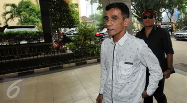 Papa T. Bob bersama sejumlah rekannya mendatangi Bareskrim, Jakarta, Selasa (11/3/2015) Kedatangan mereka untuk melaporkan 3 brand karoke (Inul Vizta, Nav, Happy Puppy) dalam pelanggaran hak cipta bidang penggandaan. (Liputan6.com/Helmi Afandi) 