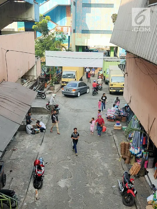 Suasana pasar tradisional Pasar Mingu di Jakarta, Rabu (17/7). Rencana revitalisasi 21 pasar tradisional di Ibu Kota terancam molor karena status lahan pasar masih dalam proses perubahan sertifikasi. (Liputan6.com/Immanuel Antonius)