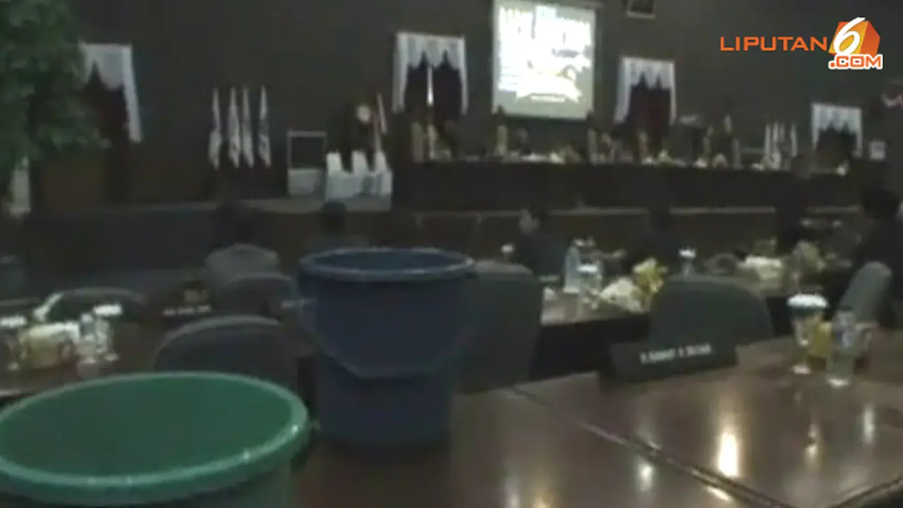gedung-dprd-banten-bocor-131116b.jpg