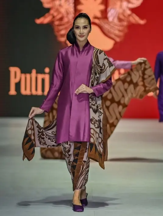Maudy Koesnaedi juga turut melenggang elegan di panggung JFW 2024 untuk Putri Pare Setiawati. Ia juga mengenakan kebaya bernuansa ungu muda dipadukan kain batik sebagai rok dan selendang yang tak kalah cantik. [Foto: Instagram/putriparesetiawati]