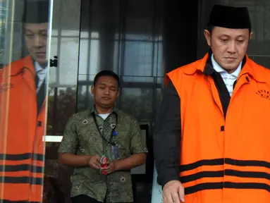 Tersangka Anggota DPRD Lampung Tengah Rusliyanto tertunduk usai menjalani pemeriksaan di KPK, Jakarta, Jumat (13/4). Rusliyanto diperiksa terkait suap persetujuan pinjaman daerah untuk APBD Kabupaten Lampung Tengah. (Merdeka.com/Dwi Narwoko)