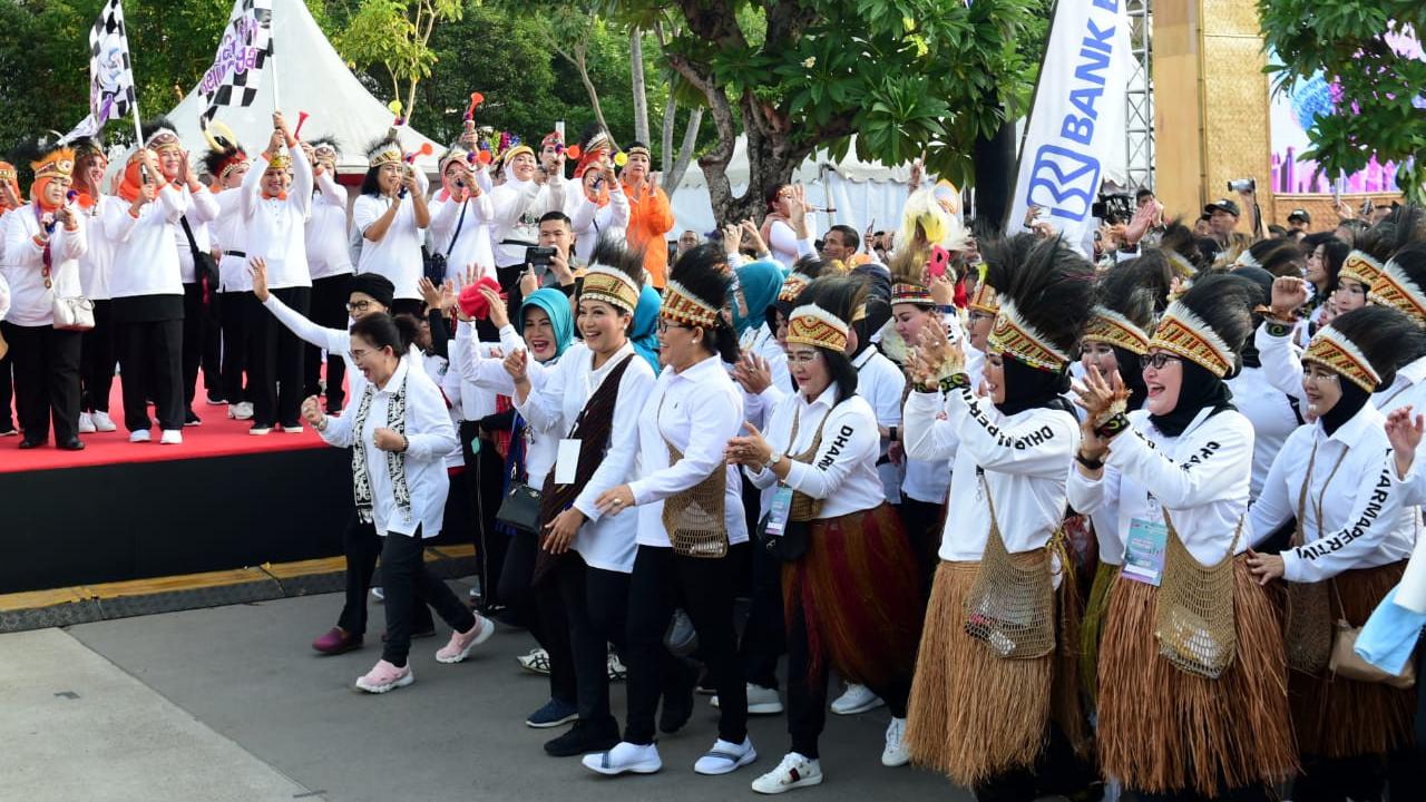 Iriana Joko Widodo bersama istri wakil presiden dan istri menteri melakukan jalan sehat keluarga pada Minggu (8/12/2019) pagi. (Foto: Muchlis Jr - Biro Pers Sekretariat Presiden)