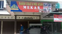 Dinas Kesehatan Kota Pekanbaru memberi waktu 23 hari pada pemilik bakso disebut mengandung babi jika ingin usahanya kembali dibuka. (Liputan6.com/M Syukur)