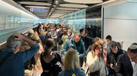 Antrean panjang di Heathrow Airport Inggris. (dok. @sophie_woollen/X/https://twitter.com/sophie_woollen/status/1787925253324165342?t=l2CYnIO1uclbXyEjIHihZw&s=19/Putri Astrian Surahman)