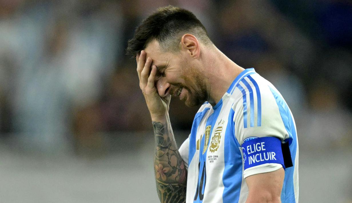 Padahal, kiper Ekuador, Alexander Domínguez sudah bergerak ke arah yang salah alias terkecoh. (JUAN MABROMATA / AFP)