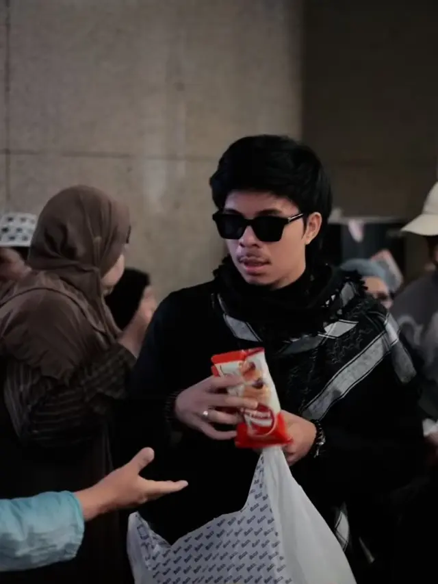 Atta bagi-bagi takjil saat umarah. [Foto: Instagram/attahalilintar]
