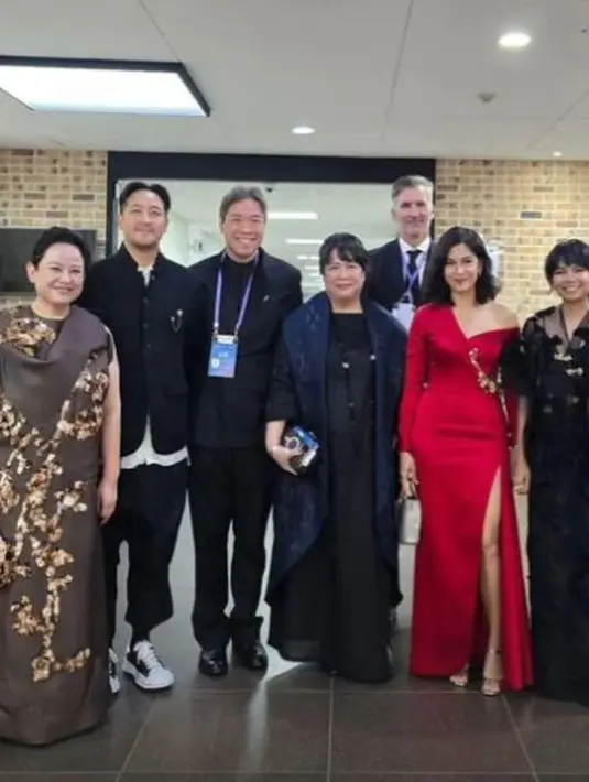 Ia tampil elegan dengan gaya yang mencolok saat menerima penghargaan untuk serial Gadis Kretek [@therealdisastr]