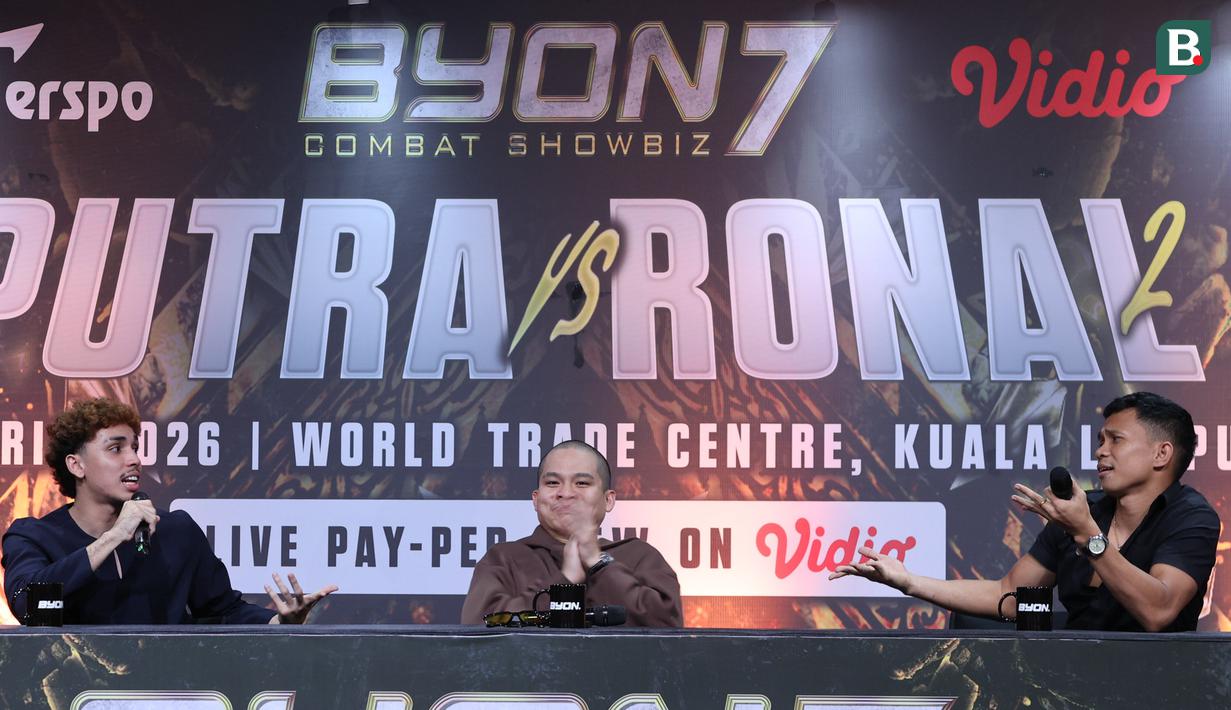 Presiden Byon, Yoshua Marcellos Muliardo bersama petarung Putra Abdullah dan Ronal Siahaan saat jumpa pers Byon Combat Showbiz Vol.7 di SCTV Tower, Jakarta, Kamis (12/3/2026). (Bola.com/M Iqbal Ichsan)