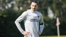 Mantan Striker Manchester United, Zlatan Ibrahimovic, melakukan latihan saat perkenalan oleh LA Galaxy di StubHub Center, AS, Sabtu (30/3/3028). LA Galaxy menjadi klub kesembilan sepanjang karier pria Swedia ini. (AP/Ringo H.W. Chiu)
