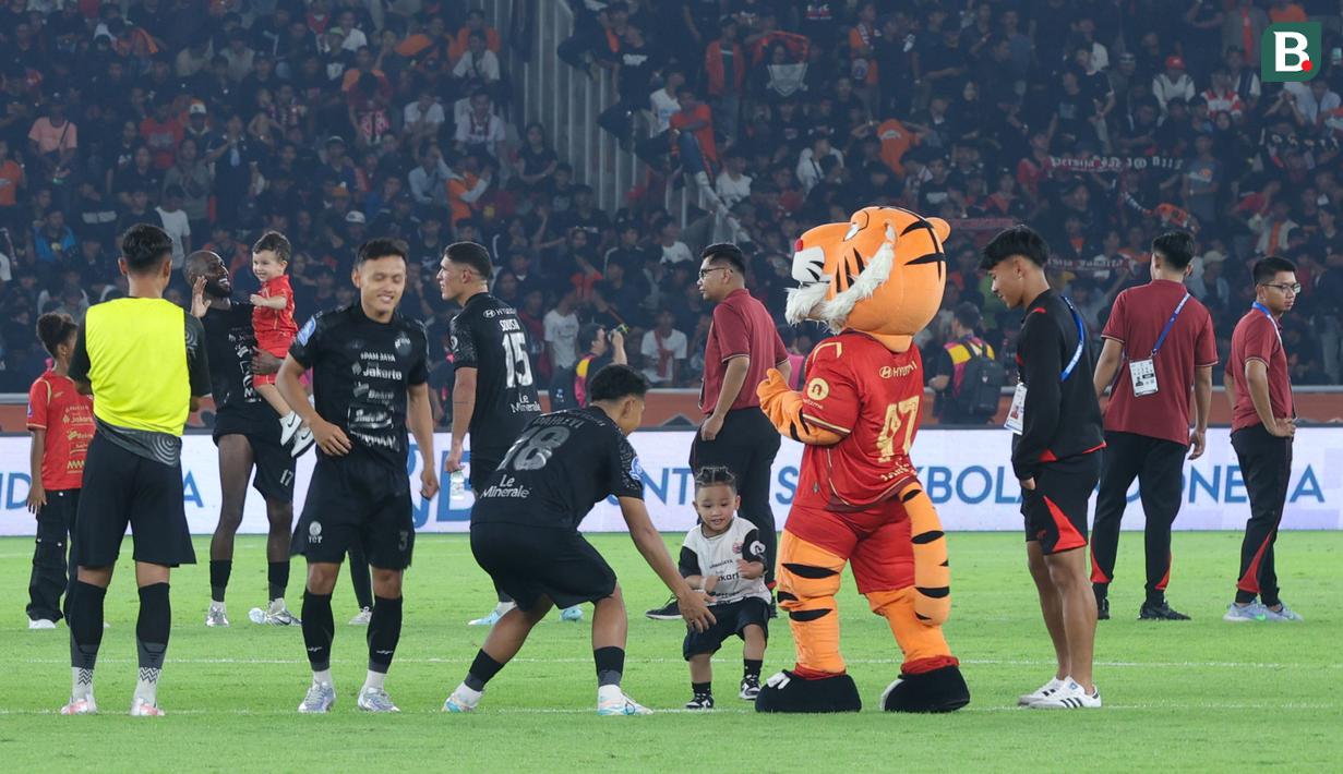 Para pemain Persija merayakan momen spesial ini bersama keluarga mereka, mulai dari pasangan, istri, hingga anak-anak. (Bola.com/M Iqbal Ichsan)