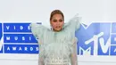 Yang tidak kalah menarik perhatian adalah Beyonce. Ia hadir dengan mengenakan gaun transparan yang dihiasi kristal dan bulu. Kencatikannya bertambah dengan perhiasan yang dikenakan senilai sekitar Rp.167 miliar pada seluruh tubuhnya. (AFP/Bintang.com)