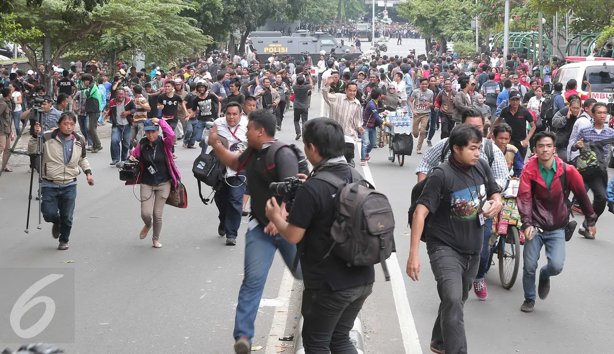 Para jurnalis lari berhamburan seusai mendengar isu bom yang akan kembali meledak pasca terjadinya ledakan yang terjadi di Pos polisi dekat pusat perbelanjaan Sarinah, Jalan Thamrin, Jakarta, Kamis (14/1). (Liputan6.com/Angga Yuniar)
