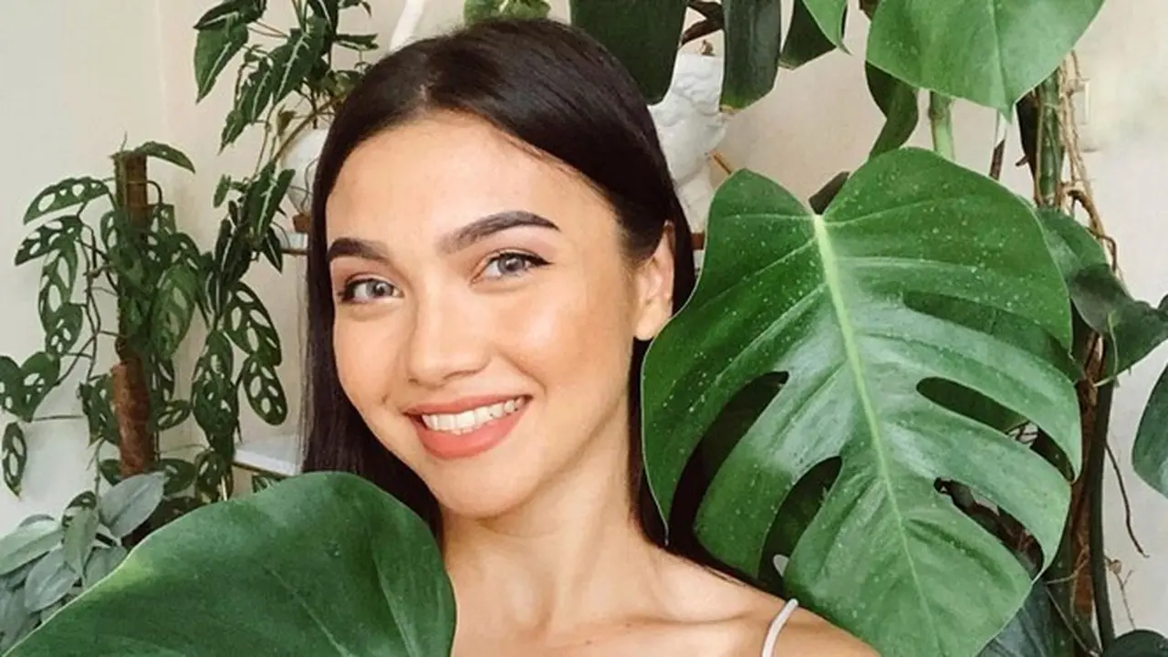 6 Aksi Angela Gilsha Punguti Sampah di Area Citayam Fashion Week Ini Banjir Pujian
