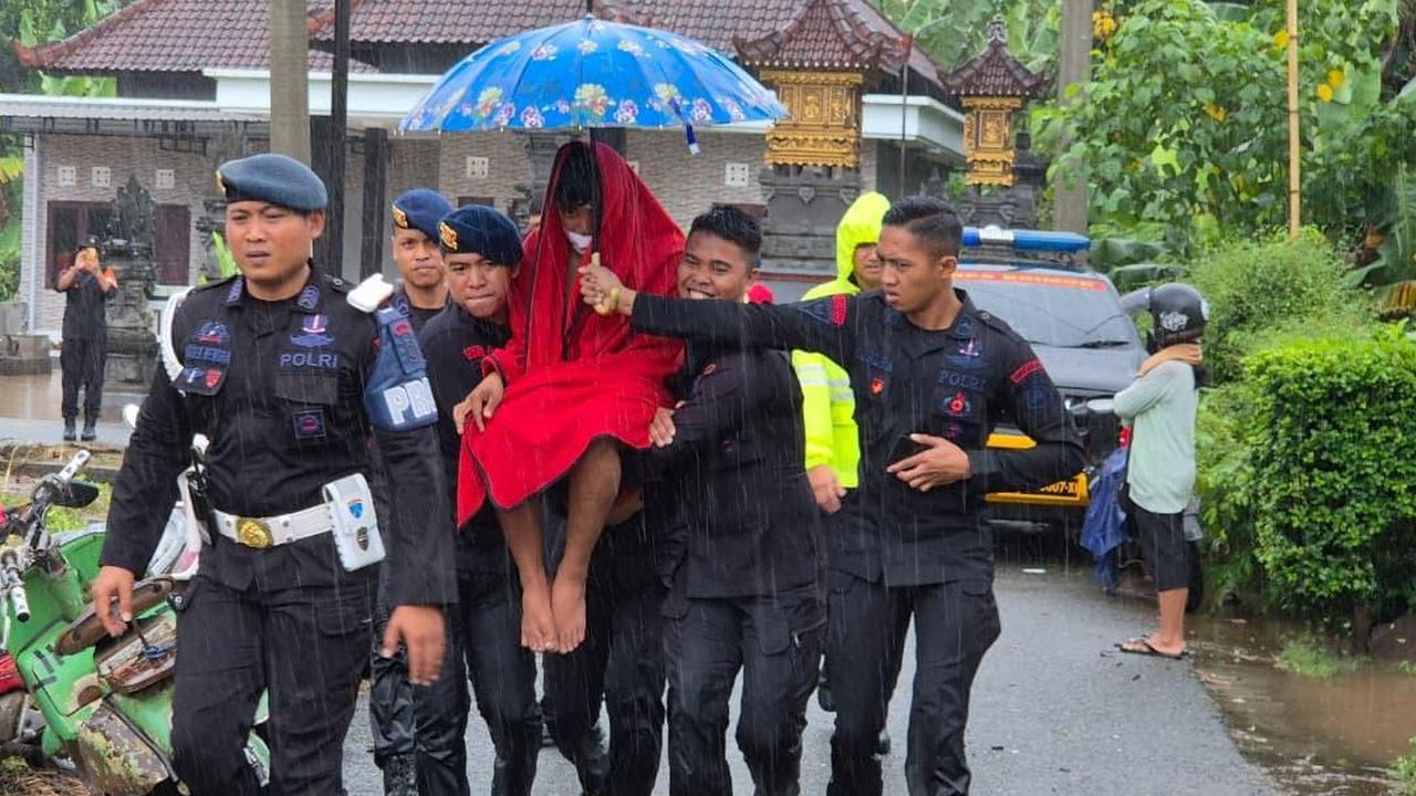 FOTO: Aksi Sigap Brimob Polda Bali Saat Evakuasi Korban Banjir Bali
