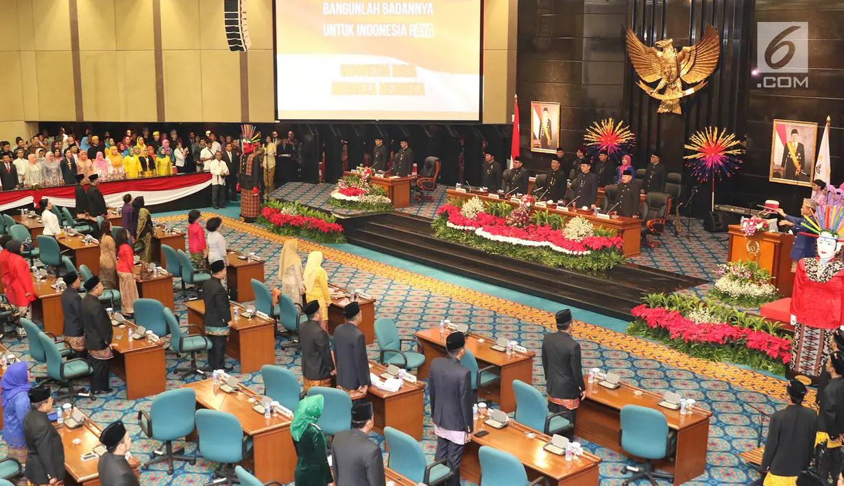 Suasana rapat istimewa antara Gubernur dan Wakil Gubernur DKI Jakarta Anies Baswedan-Sandiaga Uno bersama DPRD Provinsi DKI Jakarta, Jumat (22/6). Pada HUT ke-491, Pemprov DKI Jakarta mengangkat tema 'Adil, Maju, Bahagia'. (Liputan6.com/Immanuel Antonius)