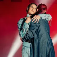 Konser Isyana Sarasvati yang bertajuk Lost in Harmony diramaikan dengan sederet kolaborator. Salah satunya adalah Raisa Andriana [@raisa6690]