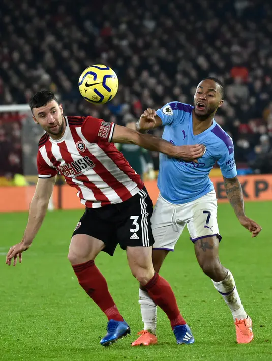 Pemain Sheffield United, Enda Stevens, berebut bola dengan penyerang sayap Manchester City, Raheem Sterling pada pekan ke-24 Liga Inggris di Bramall Lane, Selasa (21/1/2020). Manchester City meraih hasil maksimal usai menang tipis 1-0 atas Sheffield United. (AP/Rui Vieira)