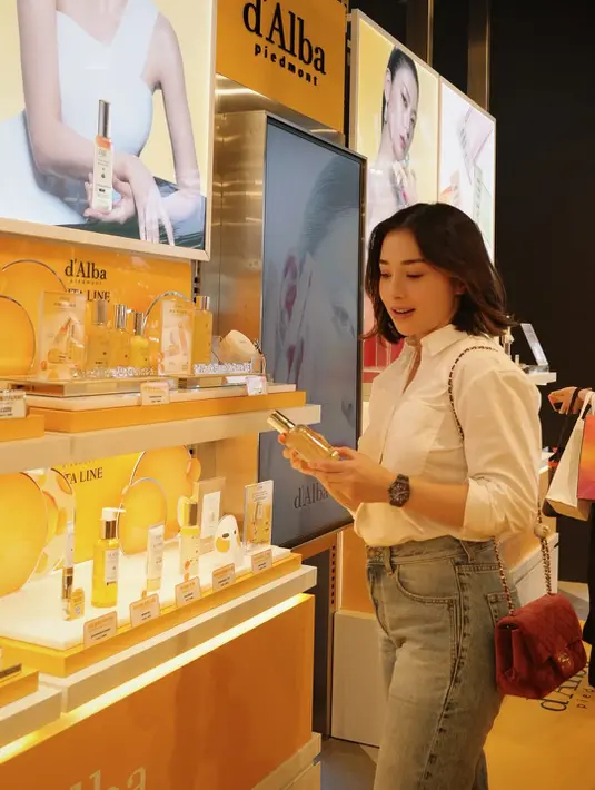 Jam tangan mini berwarna hitam jadi sentuhan maskulin yang minimalis di tampilan Nikita Willy [@nikitawillyofficial94]