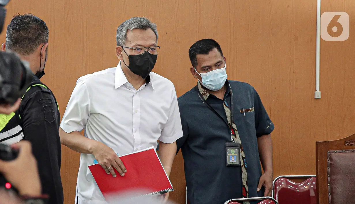 Terdakwa Agus Nurpatria tiba untuk menjalani sidang perdana di Pengadilan Negeri Jakarta, Rabu (19/10/2022). Agus Nurpatria menjalani sidang dengan agenda pembacaan surat dakwaan kasus obstruction of justice atau perintangan proses penyidikan terkait perkara dugaan pembunuhan berencana terhadap Nofriansyah Yosua Hutabarat atau Brigadir J. (Liputan6.com/Faizal Fanani)