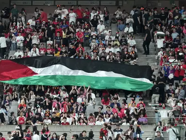 Bendera Palestina berukuran besar dibentangkan oleh suporter Korea Selatan saat laga Grup B Kualifikasi Piala Dunia 2026 melawan Palestina di Seoul World Cup Stadium, Seoul, Korea Selatan, Kamis (05/09/2024) WIB. (AP Photo/Ahn Young-joon)