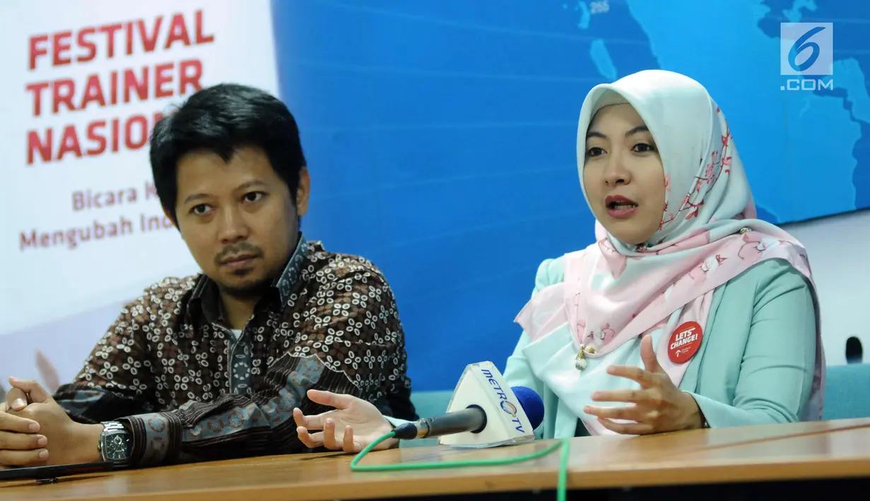 Ketua IKAAT, Endang Pratiwi Septyarini (kanan) memberikan keterangan terkait pelaksanaan Festival Trainer Nasional di Jakarta, Minggu (7/1). Festival Trainer Nasional dilaksanakan serentak di 30 kota besar di Indonesia. (Liputan6.com/Helmi Fithriansyah)