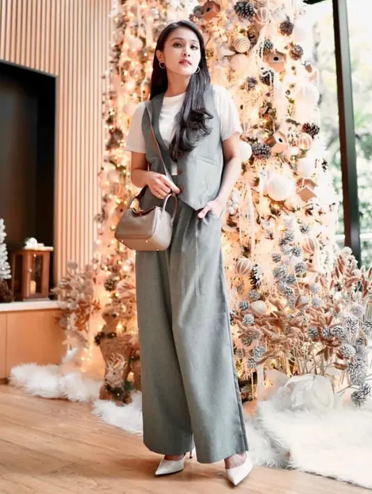 Effortlessly stylish, padukan setelan vest dan celana kulot abu-abu dengan kaus warna putih seperti potret OOTD Sandra Dewi ini. @sandradewi88.