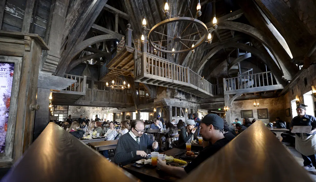 Pengunjung makan siang di kedai Three Broomsticks di desa Hogsmeade pada soft opening dan tur media taman bermain bertemakan "The Wizarding World of Harry Potter" di Universal Studios Hollywood, California, 22 Maret 2016. (REUTERS/Kevork Djansezian)