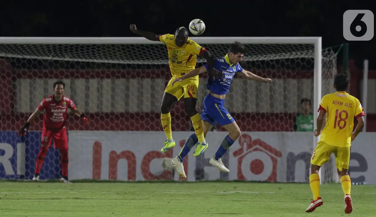 Pemain depan Bhayangkara FC, Herman Dzumafo (kedua kiri) berebut bola atas dengan pemain Persib pada lanjutan Shopee Liga 1 Indonesia di Stadion PTIK, Jakarta, Rabu (23/10/2019). Laga kedua tim berakhir imbang 0-0. (Liputan6.com/Helmi Fithriansyah)