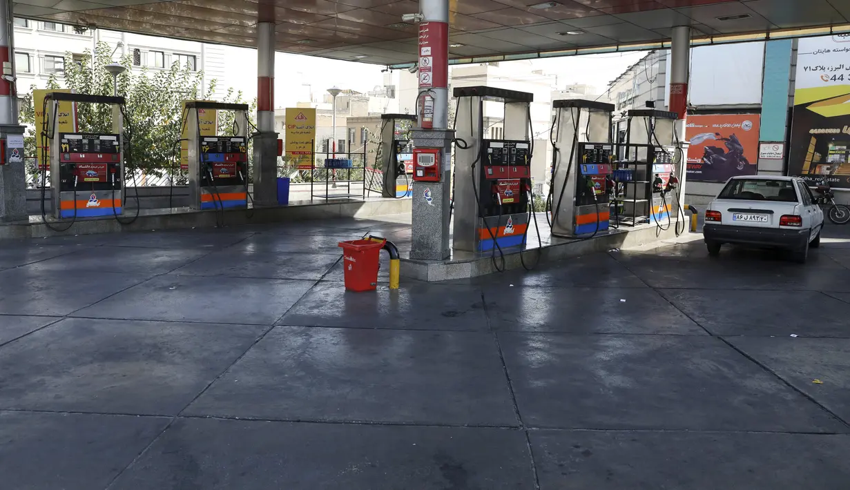 Sebuah pompa bensin kosong karena mesin pengisian bahan bakar tidak berfungsi di Teheran, Iran, Selasa (26/10/2021). Sebuah serangan siber mengganggu distribusi bensin di SPBU seluruh Iran yang menyebabkan penghentian layanan. (AP Photo/Vahid Salemi)
