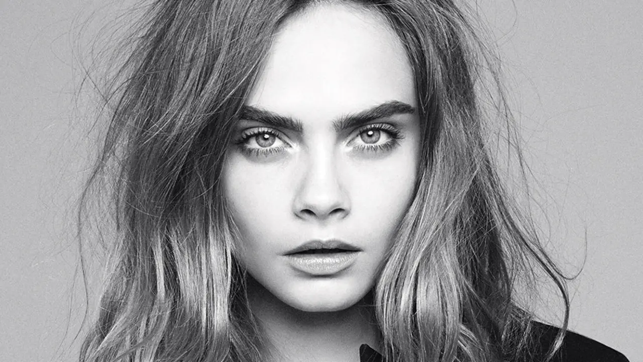 Warna Rambut Baru Cara Delevingne di Paris Fashion Week 2017