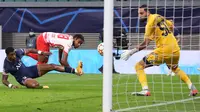 Tuan rumah RB Leipzig langsung menekan pertahanan PSG sejak menit awal. Hasilnya mereka unggul cepat 1-0 pada menit ke-8. Christopher Nkunku berhasil mencetak gol lewat sundulan kepala usai memanfaatkan umpan Andre Silva. (AFP/Ronny Hartmann)