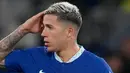 <p>Reaksi pemain Chelsea Enzo Fernandez saat melawan Fulham pada pertandingan sepak bola Liga Inggris di Stadion Stamford Bridge, London, Inggris, 3 Februari 2023. Pesepakbola berusia 22 tahun itu tampil percaya diri dan memberi tenaga pada lini tengah Chelsea. (AP Photo/Kirsty Wigglesworth)</p>