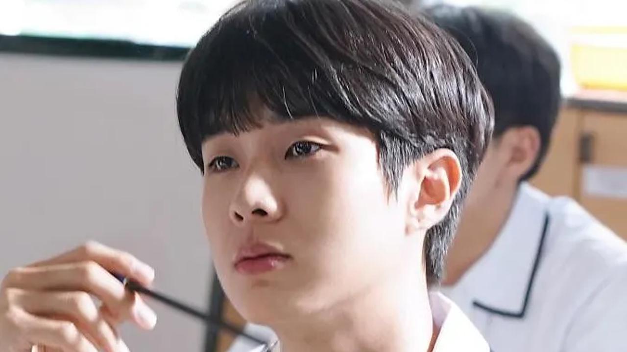 12. Choi Woo Sik: Kisah Cinta Fluffy di "Our Beloved Summer"
