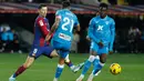 Barca dag dig dug lagi karena Almeria lagi-lagi cetak gol penyeimbang lewat Edgar Gonzalez. Dia mengubah skor menjadi 2-2 usai manfaatkan bola muntah dari tepisan Inaki Pena. (AP Photo/Joan Monfort)