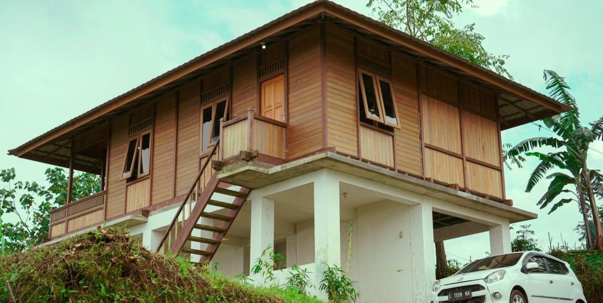 Ilustrasi Rumah Tingkat Belakang