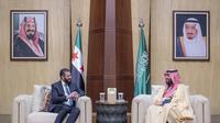 Putra Mahkota sekaligus pemimpin de facto Arab Saudi Pangeran Mohammed bin Salman bertemu dengan presiden sementara Suriah Ahmad al-Sharaa di Riyadh, Minggu (2/2/2025). (Dok. Kementerian Media Arab Saudi via AP)