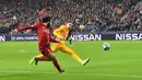 Pemain Liverpool Mohamed Salah (kiri) mencetak gol ke gawang Red Bull Salzburg pada pertandingan Grup E Liga Champions di Salzburg, Austria, Selasa (10/12/2019). Liverpool menang 2-0 dan lolos ke babak 16 besar Liga Champions. (JOE KLAMAR/AFP)